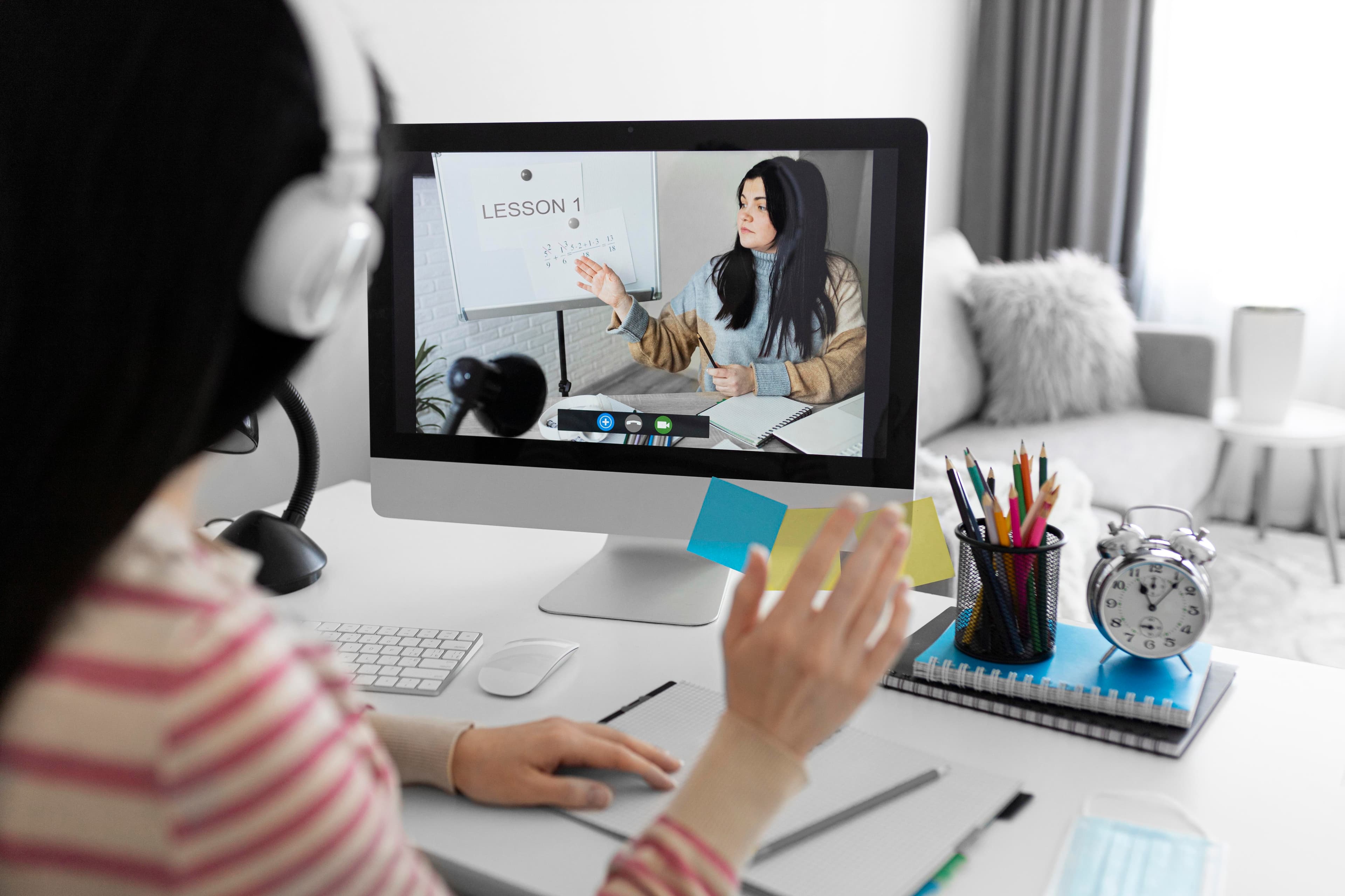 Student receiving 1-to-1 online tutoring